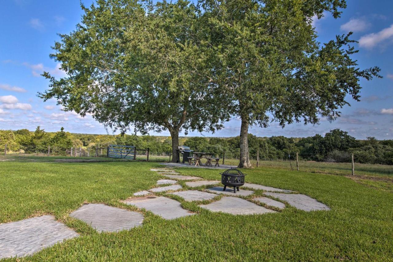 Peaceful Schulenburg Farmhouse With Fire Pit And Grill Zewnętrze zdjęcie